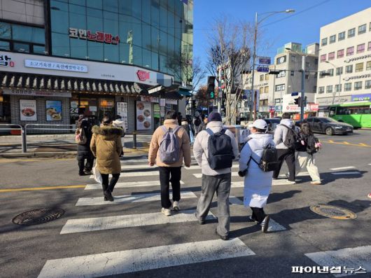 7일 오전 서울 동작구 노량진동 공무원 학원가 일대에서 학생들이 이동하고 있다. 사진=박성현 기자
