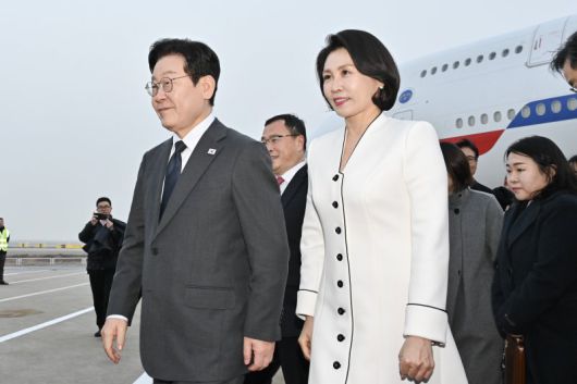 중국을 국빈방문 중인 이재명 대통령과 김혜경 여사가 지난 6일 상하이 푸동 공항에 도착한 공군 1호기에서 내려 이동하고 있다. 뉴스1