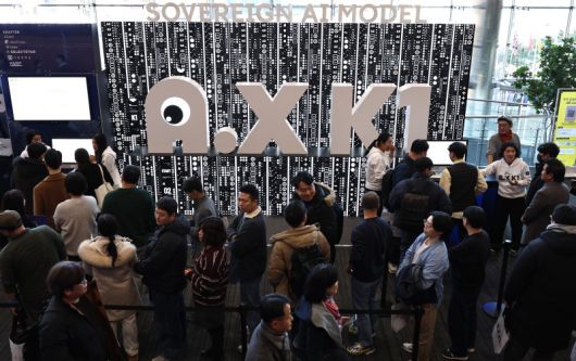 지난해 12월 30일 서울 강남구 코엑스 오디토리움에서 열린 '독자 AI파운데이션 프로젝트' 발표회에서 참관객들이 SK텔레콤의 AI모델 'A.X K1'을 체험하기 위해 줄을 서고 있다. 뉴스1