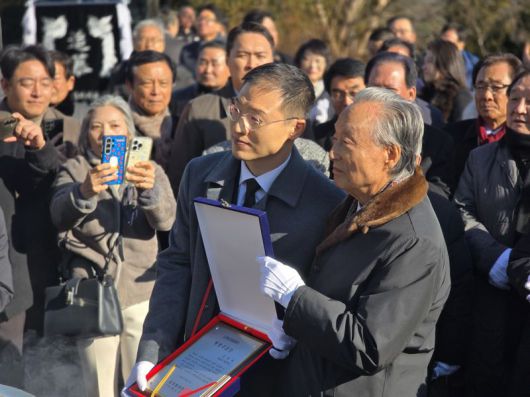 더불어민주당 김상욱 의원(울산 남구갑)이 지난 6일 열린 고 김대중 대통령 탄생 102주년 기념 기념식에서 (재)김대중재단이 수여하는 ‘헌정수호상’을 받고 있다. 김상욱 의원실 제공