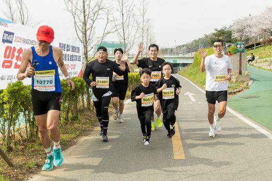 지난 제14회 양천마라톤 대회에서 이기재 양천구청장(가운데)이 참가자들과 함께 뛰고 있다. 양천구 제공