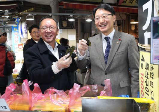 임광현 국세청장(오른쪽)이 이충환 전국상인연합회장과 전통시장에서 물품을 구매하고 있다. 국세청 제공