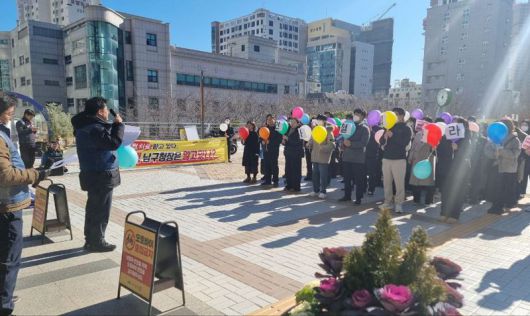 지난 6일 부산 남구청 광장에서 열린 ‘정책비서관 임명 철회 및 인사 참사 규탄 선전전’ 현장. 공무원노동조합 부산 남구지부 제공