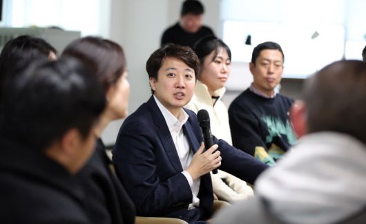 2025년 12월 31일 오후 제주시 제주청년센터에서 이준석 개혁신당 대표가 청년들과의 라운드테이블에서 질의응답을 하고 있다. 뉴스1