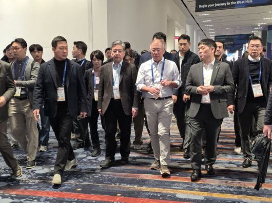 정의선 현대자동차그룹 회장이 6일(현지시간) 세계 최대 가전·정보기술(IT) 전시회 CES 2026가 열린 라스베이거스 컨벤션센터(LVCC)을 찾아 현장을 둘러보면서 그룹 임원들과 대화를 나누고 있다. 사진=김학재기자