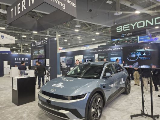 일본 자율주행 스타트업 티어 포(TIER IV)의 부스                                      이탈리아자동차산업협회의 부스에 전시된 피아트 500e 전기차.                                      텐서와 오토리브가 제작한 로보카. 사진=김학재기자