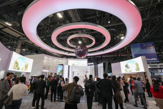 세라젬 'CES 2026' 부스 전경 세라젬 제공                                      6일(현지시간) 'CES 2026' 바디프랜드 전시 공간에서 관람객들이 안마기 체험을 하고 있다. 뉴스1