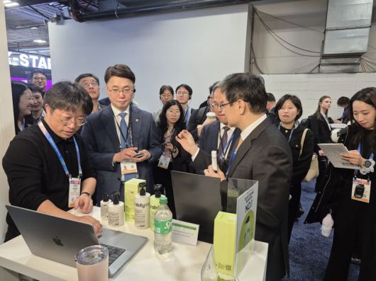 류제명 과학기술정보통신부 2차관(앞줄 왼쪽 두번째)이 CES 2026 KAIST관에서 12개 창업기업 기술을 둘러보고 있다. KAIST 제공