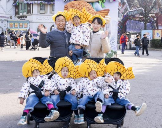 지난 4일 에버랜드를 찾은 김진수(뒷줄 왼쪽), 서혜정 부부가 다섯 쌍둥이 자녀와 '붕어빵 러쉬' 현장을 찾아 기념촬영을 하고 있다. 삼성물산 제공