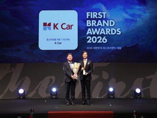 정인국 케이카 대표(오른쪽)가 2026 대한민국 퍼스트브랜드 대상에서 중고차 유통 부문 1위에 이름을 올린 뒤 기념사진을 촬영하고 있다. 케이카 제공.