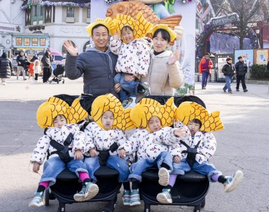 에버랜드 '붕어빵 러쉬' 현장을 찾은 다섯 쌍둥이 가족. 삼성물산 제공