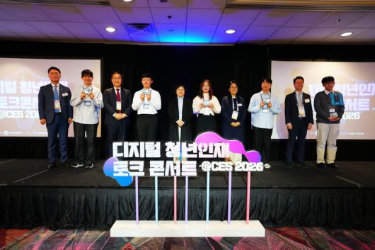 과학기술정보통신부와 정보통신기획평가원(IITP) 주관으로 6일 오후 5시(현지시각) 미국 라스베이거스 플라밍고 호텔에서 열린 ‘디지털 청년인재 토크콘서트@CES 2026’ 행사에서 류제명 과기정통부 2차관(왼쪽)과 홍진배 IITP원장(오른쪽 두번째) 등 참석자들이 기념촬영하고 있다. IITP 제공