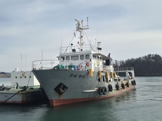 전남도가 전남 해역의 부유·침적 해양 쓰레기 상시 수거에 대응하기 위해 오는 2028년까지 해양쓰레기 수거 전용 150t급 해양환경정화선을 새로 건조한다. 사진은 지난 1997년 건조돼 선령이 28년에 이르는 해양환경정화선 모습. 전남도 제공