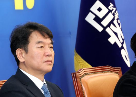 더불어민주당 문진석 원내대표 직무대행이 8일 국회 원내대표실에서 열린 정책조정회의에서 잠시 생각에 잠겨 있다. 연합뉴스