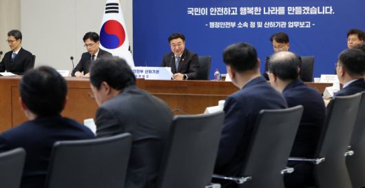 윤호중 행정안전부 장관이 8일 세종시 정부세종청사에서 열린 행안부 산하기관(한국지능정보사회진흥원, 한국지역정보개발원, 한국승강기안전공단) 업무보고에서 모두발언을 하고 있다. 뉴시스