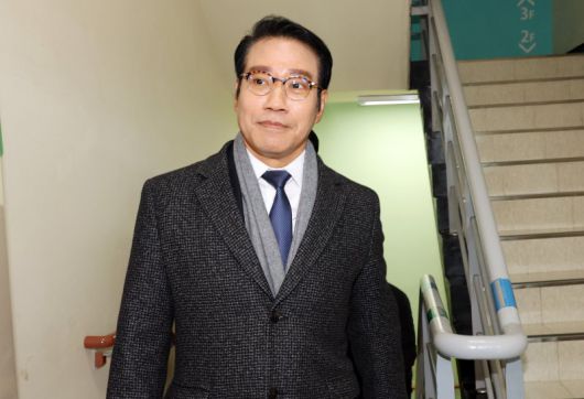 최경식 남원시장이 8일 전북경찰청에 출석하는 모습. 연합뉴스