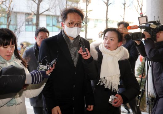 김병기 더불어민주당 의원에게 오찬을 접대했다는 의혹을 받는 박대준 전 쿠팡 대표가 8일 오후 참고인 신분으로 서울 마포구 서울경찰청 공공범죄수사대로 출석하고 있다. 김 의원은 당시 식사 자리에서 자신의 전직 보좌진 출신 쿠팡 직원들의 인사상 불이익을 청탁했다는 의혹을 받고 있다. 뉴시스