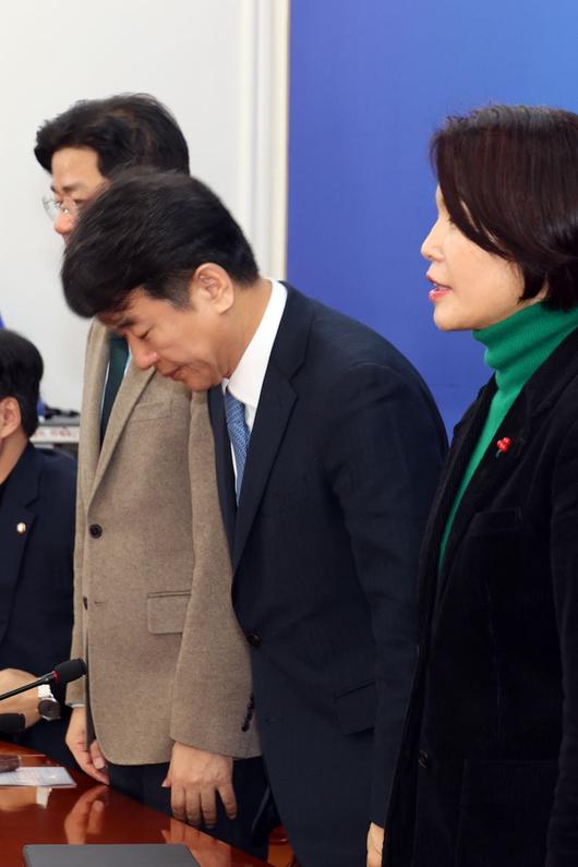 더불어민주당 문진석 원내대표 대행과 한정애 정책위의장이 8일 서울 여의도 국회에서 열린 정책조정회의에서 인사하고 있다. 사진=서동일 기자