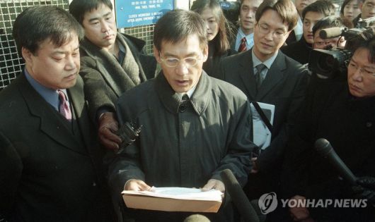 '스크린쿼터 폐·축소' 항의하는 배우 안성기. 연합뉴스