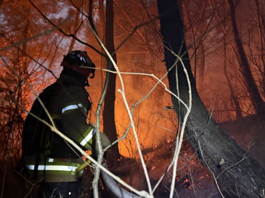 10일 오후 3시 14분쯤 경북 의성군 의성읍 비봉리의 한 야산에서 대형 산불이 발생해 소방 당국이 대응2단계를 발령하고 야간 진화에 나서고 있다. 경북소방안전본부 제공