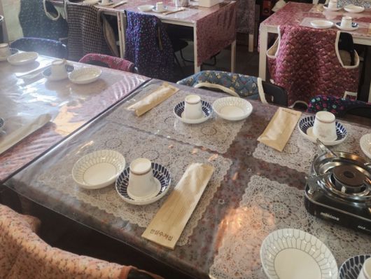 할매카세 콘셉트의 식당에 비치된 할매조끼. /사진=자영업자 커뮤니티 '아프니까 사장이다' 캡처