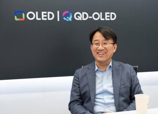 CES 2026 참가한 이청 삼성디스플레이 사장 (라스베이거스=연합뉴스) 이청 삼성디스플레이 사장은 올해 사업의 최대 변수로 반도체 가격 상승에 따른 세트 수요 둔화 가능성을 들었다. 사진은 미국 라스베이거스에서 열린 세계 최대 IT·가전 전시회 CES 2026에서 기자들과 인터뷰하는 이 사장. 2026.1.11 [삼성디스플레이 제공. 재판매 및 DB 금지] photo@yna.co.kr (끝)