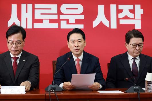 장동혁 국민의힘 대표가 12일 서울 여의도 국회에서 열린 최고위원회의에서 발언하고 있다. 뉴시스