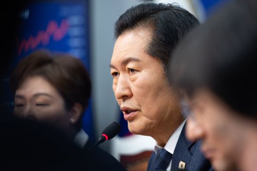 정청래 더불어민주당 대표가 12일 서울 여의도 국회에서 열린 최고위원회의에서 모두 발언을 하고 있다. 뉴스1