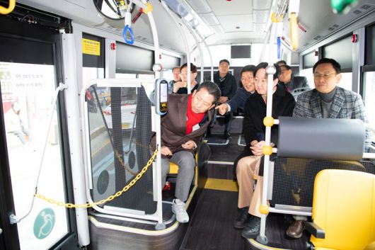 김장호 구미시장(왼쪽 첫번째)이 지난 2024년 12월 31일 대경선 개통에 따른 사곡역 신설 노선 시내버스를 타고 관계자로부터 설명을 듣고 있다. 구미시 제공