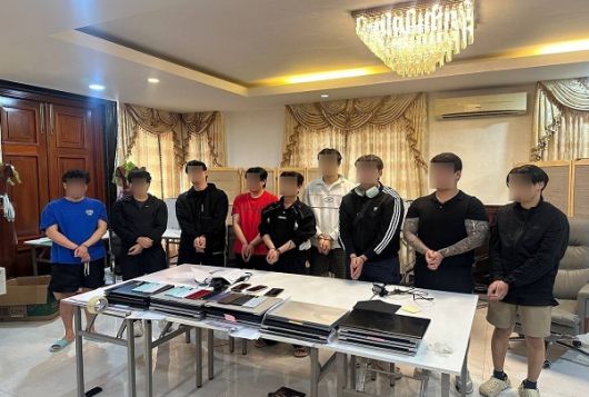 피의자들이 범행 사무실에서 체포된 장면. 청와대 제공