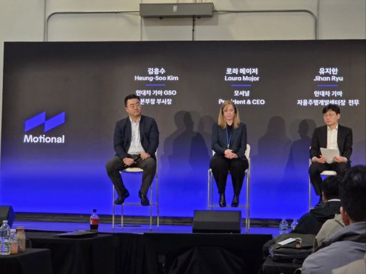 지난 8일(현지시간) 미국 라스베이거스에 위치한 모셔널 테크니컬 센터에서 자사 자율주행 기술 개발 현황과 향후 전략을 소개하는 기자 간담회가 열렸다. 왼쪽부터 현대차·기아 글로벌전략(GSO)본부장 김흥수 부사장, 모셔널 CEO 로라 메이저 사장, 현대차·기아 자율주행개발센터장 유지한 전무. 사진=김학재기자