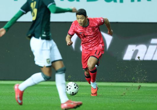 대전 유성구 대전월드컵경기장에서 열린 축구 국가대표팀 평가전 대한민국과 볼리비아의 경기, 전반전 한국 황희찬이 드리블 돌파하고 있다.뉴시스