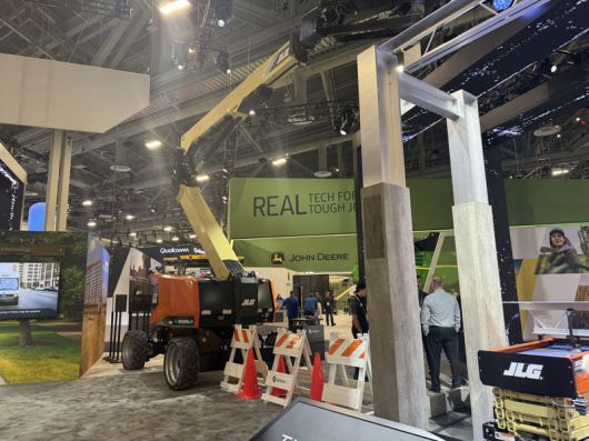 지난 6일(현지시간) 개막한 CES 2026 전시장에서 미국 오시코시 산하 브랜드 JLG가 고소 작업 자동화를 겨냥한 관절형 붐 리프트를 전시했다. 사진=임수빈 기자                                  지난 6일(현지시간) 개막한 CES 2026 전시장에서 미국 오시코시의 경계 보안 로봇이 시연되고 있다. 사진=임수빈 기자