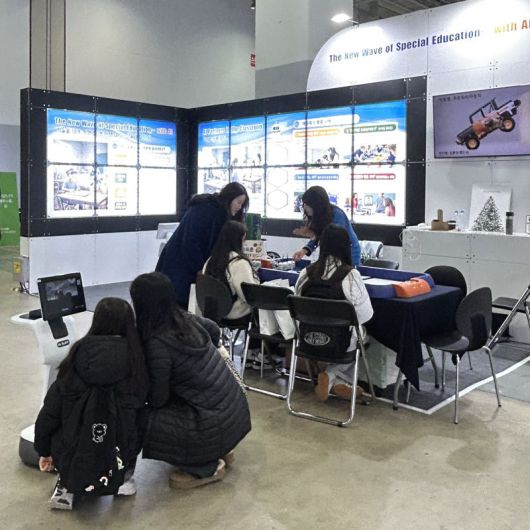 지난 18일 부산 벡스코에서 열린 ‘부산 디지털교육 페스타’의 부산교육청 부스에서 관람객들이 AI 로봇 ‘버프’를 체험하고 있는 모습. 블루바이저시스템즈 제공