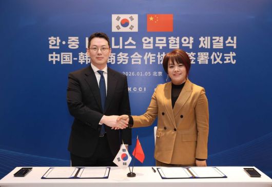 신범준 바이셀스탠다드 대표(왼쪽)와 다이애나 주 홍루이그룹 대표가 지난 5일 중국 베이징에서 아시아 디지털 자산 밸류체인 구축을 위한 업무협약을 체결한 뒤, 기념촬영을 하고 있다. 바이셀스탠다드 제공