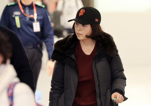 지난 11일 인천국제공항 제1여객터미널을 통해 김경 서울시의원이 귀국하고 있다. 뉴스1