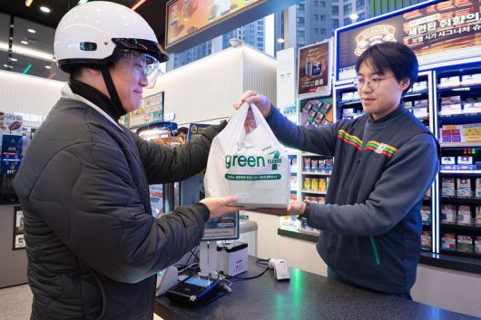 세븐일레븐 모델이 배달 서비스 활용 장면을 연출하고 있다. 세븐일레븐 제공