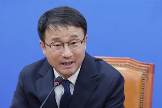 한병도 더불어민주당 신임 원내대표가 지난 11일 서울 여의도 국회에서 기자간담회를 하고 있다. 뉴스1