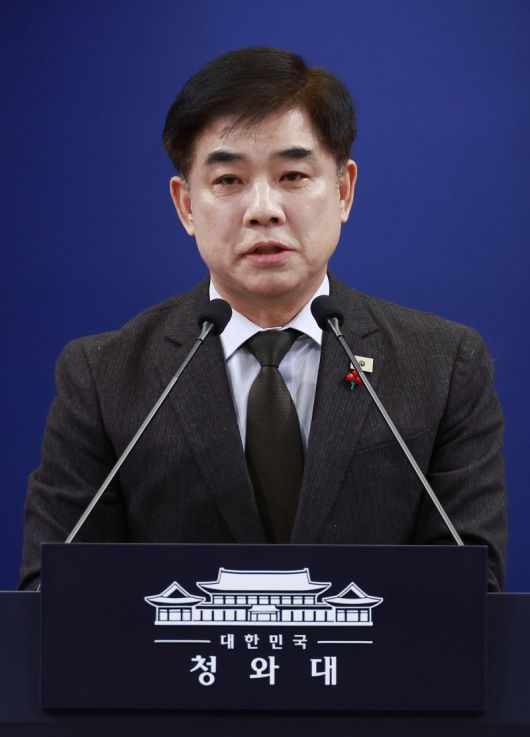 김병욱 정무비서관이 12일 서울 청와대에서 이재명 대통령 정당 지도부 오찬 간담회 일정 관련 브리핑을 하고 있다. 뉴시스
