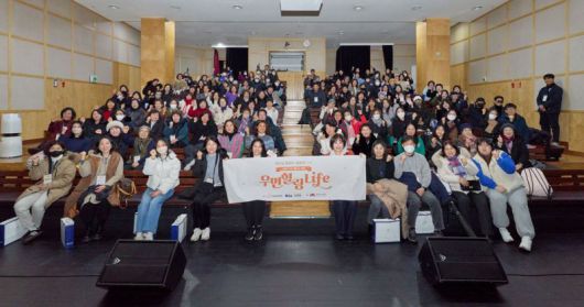 10일 서울 마포구 홍대 다리소극장에서 열린 ‘우먼힐링LIFE’에서 강연을 진행한 김슬기 분당차병원 종양내과 교수(첫째 줄 왼쪽부터 다섯 번째)와 사회를 맡은 이금희 아나운서(첫째 줄 왼쪽부터 여섯 번째)가 행사 참가자 120여명과 함께 기념촬영을 하고 있다. /사진=파이낸셜뉴스 사진DB