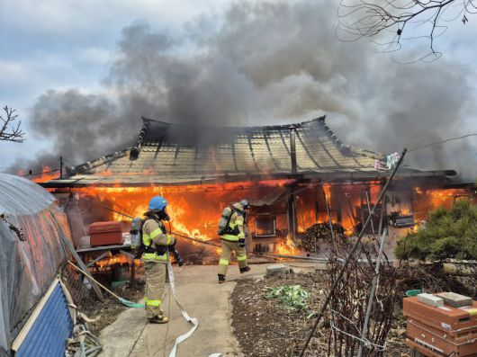 12일 전북 부안군 상서면 한 주택에서 불이 났다. 전북소방 제공