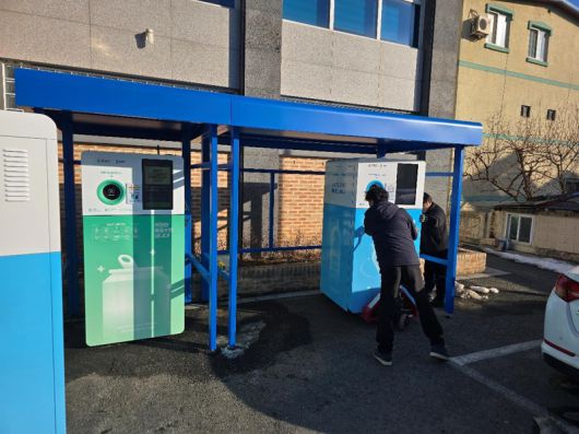 홍천군이 운영하고 있는 AI순환자원 회수 로봇. 홍천군 제공