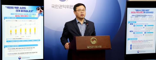 양용석 국민권익위원회 달리는국민신문고 팀장이 12일 세종시 정부세종청사에서 달리는 국민신문고 운영 결과 및 향후 계획을 발표하고 있다. 뉴스1