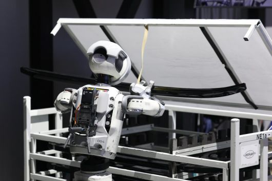 CES 개막 이틀째인 지난 7일(현지시간) 미국 네바다주 라스베이거스 컨벤션센터(LVCC) 현대자동차 부스에서 로봇 아틀라스가 부품 이동을 시연하고 있다 연합뉴스