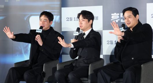 배우 조인성(왼쪽부터), 박정민, 박해준이 12일 서울 광진구 롯데시네마 건대입구에서 열린 영화 '휴민트‘ 제작보고회에 참석해 인사하고 있다. 뉴스1                                  배우 조인성(왼쪽부터), 신세경, 박정민, 박해준이 12일 서울 광진구 롯데시네마 건대입구점에서 열린 영화 '휴민트' 제작보고회에서 포즈를 취하고 있다. 연합뉴스