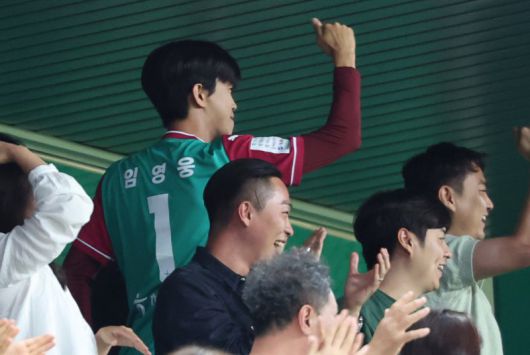 가수 임영웅이 20일 오후 대전월드컵경기장에서 열린 '하나은행 K리그1 2025' 대전하나시티즌과 대구FC 경기에서 대전하나시티즌 주민규가 득점하자 엄지를 치켜들며 기뻐하고 있다.뉴스1