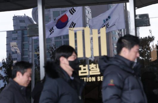 정부가 검찰의 직접 수사개시권을 박탈하고 기소 전담기관인 공소청으로 재편하는 한편 부패·경제범죄 등 9대 중대범죄를 수사하는 중대범죄수사청(중수청)을 신설하는 내용의 법안을 12일 입법예고했다. 오는 10월 양 기관 출범을 목표로 한다. 공소청은 법무부 산하에, 중수청은 행안부 산하 기관으로 설치된다. 법무부·행정안전부는 두 법안을 이날부터 오는 26일까지 입법예고한다. 사진=뉴스1화상