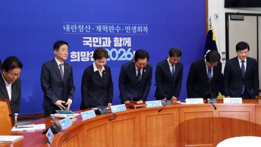 더불어민주당 정청래 대표와 한병도 신임 원내대표 및 새로 선출된 최고위원들이 12일 서울 여의도 국회에서 열린 최고위원회의에 앞서 인사하고 있다. 사진=서동일 기자