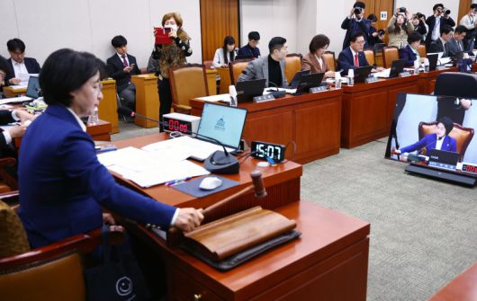 추미애 국회 법제사법위원장이 12일 서울 여의도 국회에서 열린 법사위 전체회의에서 의사봉을 두드리고 있다. 뉴시스