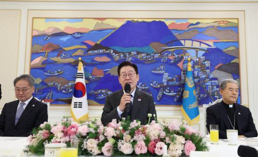 李대통령, 종교지도자 간담회 이재명 대통령이 12일 청와대에서 열린 종교 지도자 초청 오찬간담회에서 발언하고 있다. 이 대통령은 이날 간담회에서 통일교, 신천지 등 사이비 이단 종교로 인한 폐해를 우려하는 종교 지도자들의 지적에 "오래 방치해 폐해가 매우 크다"고 말했다. 왼쪽부터 김정석 한국교회총연합회장, 이 대통령, 이용훈 한국천주교주교회의 의장. 연합뉴스